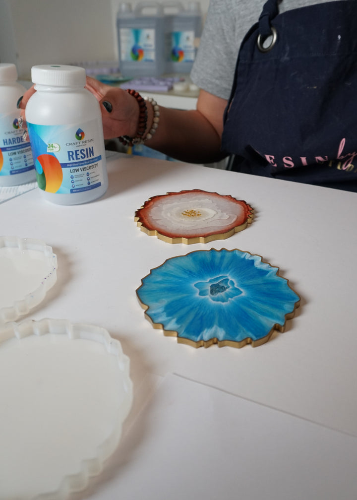 One-on-one epoxy art coaching session, epoxy resin coaster on table